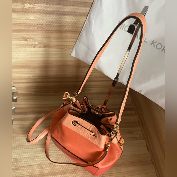💥😍SUPER  MICHAEL KORS BUCKET DOTTIE COLOR BLOCK GRAPEFRUIT & PINK LEATHER BAG - Picture 10 of 15